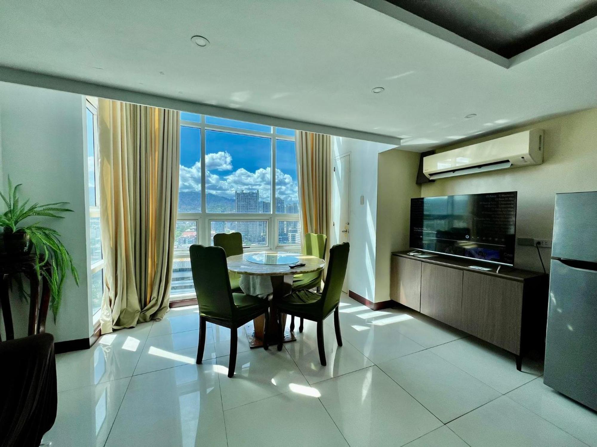 2 Bedroom Condo Unit With City And Mountain View Cebu Buitenkant foto